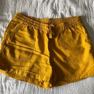 Yellow point sur shorts